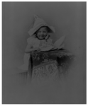 1116 Kind poseert met een gevouwen krant van het Rotterdamsch Nieuwsblad als muts op haar hoofd.