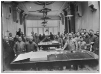 1191 Groepsfoto van personeel van het Rotterdamsch Nieuwsblad aan de Zuidblaak.