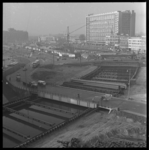 157-01 Noodbrug over bouwput van de metrolijn. Links het Weena, op de achtergrond het Groothandelsgebouw, Centraal ...