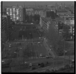 221-21 Overzicht Mariniersweg met rechtsonder Groenendaal. Op de achtergrond, voorlangs het gebouw met reclame ...