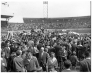 297-02 Supporters vieren feest na de overwinning van Sparta op DWS/A in het Olympisch Stadion. Sparta werd hiermee ...