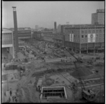 35-02 Werkzaamheden aan de metrolijn op de Coolsingel ter hoogte van het Beursgebouw. Op de achtergrond Vroom & ...