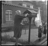 480-03 Hofje Vrouwe Groenevelt's Liefdegesticht aan de Vijverhofstraat in de Agniesebuurt. Een oudere dame legt voer in ...