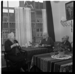 480-04 Hofje Vrouwe Groenevelt's Liefdegesticht aan de Vijverhofstraat in de Agniesebuurt. Drie oudere dames drinken ...