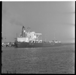 531 De Golar Nor, een tanker van California Texas Oil Corporation (Caltex), ligt in een haven in de Botlek.
