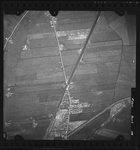FD-4299-146 Verticale luchtfoto van de Hargpolder en de West Abtspolder met in het midden de Poldervaart en rechtsonder ...