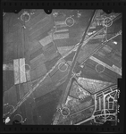 FD-4299-171 Verticale luchtfoto van de Babberspolder (Vlaardingen) met de spoorlijn Rotterdam-Hoek van Holland en de ...