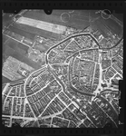 FD-4299-174 Verticale luchtfoto van de polder Nieuwland, Schiedam-Centrum en West-Frankenland. Oriëntatie: noorden boven.