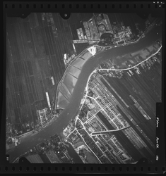 FD-4299-180 Verticale luchtfoto van Capelle aan den IJssel, Krimpen aan den IJssel met het Slot Capelle aan den IJssel, ...