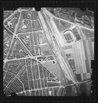 FD-4299-183 Verticale luchtfoto van de wijken Hillevliet en Vreewijk met ten oosten van de spoorbaan het Feyenoord ...