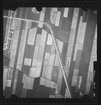 FD-4299-188 Verticale luchtfoto van de polder Oost-IJsselmonde met de Koninginneweg (linksboven) en de rijksweg van ...