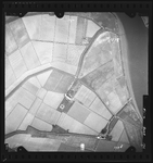 FD-4299-194 Verticale luchtfoto van Spijkenisse met de polder De Veertig Morgen (bovenin) en de Oude Polder Welplaat ...