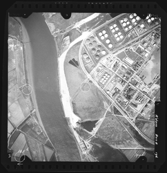 FD-4299-196 Verticale luchtfoto van van de Welplaat (links), 't Nieuwe Hoofd bij Spijkenisse, de Oude Maas, de ...