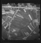 FD-4299-224 Verticale luchtfoto van de Oudelandsche Polder (Hoogvliet) met de oliespoorlijn en de dorpskern van ...