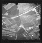 FD-4299-233 Verticale luchtfoto van de polders Boudewijns Hartsland en Kiesheid met de oliespoorlijn (boven) de ...