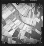 FD-4299-313 Verticale luchtfoto van Rhoon en Barendrecht met de Essendijk, de Poelweg, de Bakkersdijk en de hoeve Reestijn.