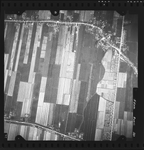 FD-4299-321 Verticale luchtfoto van de Voordijk, de polder Buitenland, de Middeldijk, de hoeves Bouwlust en Voorzorg, ...