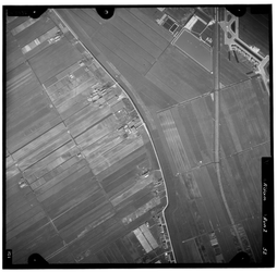 FD-4299-52 Verticale luchtfoto van de polder Zestienhoven en de Schiebroeksche Polder, met de Achterdijk, de ...