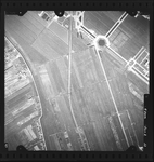 FD-4299-53 Verticale luchtfoto van de Schiebroeksche Polder met de Achterdijk (links), de Hofpleinlijn (midden), het ...