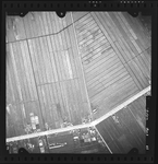FD-4299-65 Verticale luchtfoto van de Prins Alexanderpolder met de kruising Hoofdweg / Capelseweg (midden onder) en de ...