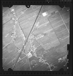 FD-4299-82 Verticale luchtfoto van Kethel met de Groeneweg, de Driesprong, de spoorlijn Rotterdam-Den Haag, de ...