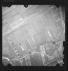 FD-4299-89 Verticale luchtfoto van de Laag Oudendijkse Polder en de polder Zestienhoven (Overschie) met de ...