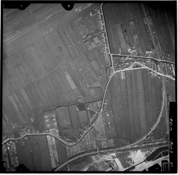 FD-4299-90 Verticale luchtfoto van Overschie en Schiebroek met de Rotterdamsche Schie, de polder Rijs en Daal, de ...