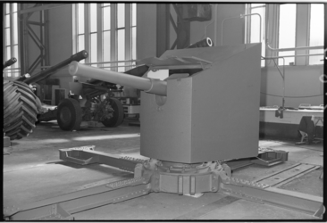 RDM-51816 Een oud kanon wordt gecontroleerd in een loods op het terrein van de Rotterdamse Droogdok Maatschappij, RDM.