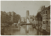 1969-743 De Kolk en het Westnieuwland. In het water liggen enkele schepen en op de achtergrond is de Laurenskerk te ...