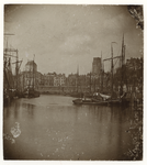 1971-332 Zicht op de Leuvehaven met schepen erin. Op de achtergrond is de Zeevischmarkt aan de Blaak en de Laurenskerk. ...