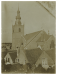 1972-898 De Overschiese Dorpsstraat met op de voorgrond huizen en in het midden de Nederlands Hervormde Kerk te ...