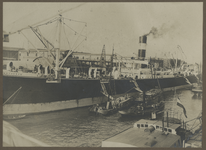 1975-143 Lossing van het schip de S.S. Matheran met 107.833 balen rijst voor de kade en de pakhuizen van de N.V. ...