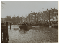 1977-2311 Zicht op de Blaak richting de Zeevischmarkt. In het water op het midden een schip met een paar mannen erin. ...