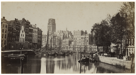 VII-207-01 Zicht op de Kolk en het Westnieuwland met op de achtergrond de Laurenskerk. In het water op de voorgrond ...