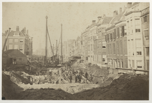 VIII-5-D2 Werkzaamheden bij de bouw van het spoorviaduct op de Gedempte Binnenrotte, gezien vanaf de Boerenvischmarkt. ...
