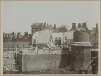 XVI-51 Mannen bezig met de afbraak van het stoomgemaal aan de Slaakkade met op de achtergrond enkele huizen.