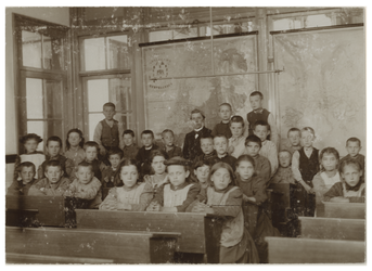 XXII-138-(2) In 1894 betrok de Havelozeschool een nieuw gebouw aan de Boezemsingel. De leerlingen werden op school ...