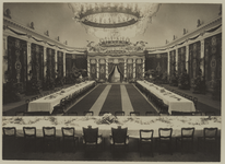 XXXIII-163-02-5 Gedekte tafels in de Doelezaal tijdens het bezoek van Koningin Wilhelmina en Koningin-moeder Emma aan ...