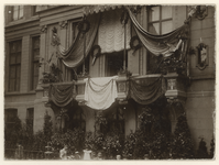 XXXIII-173-2-1 Versieringen aan het balkon van Museum Boymans ter gelegenheid van het Bezoek van koningin Wilhelmina en ...