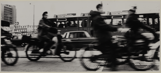1967-110 Voorbijrazend verkeer op het wegdek en het naastgelegen fietspad op het Weena bij het Hofplein gezien vanuit ...