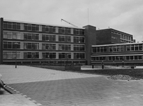 1967-745 LOM-school: het plein (l) en het Instituut Bender (r). Boven het Instituut Bender het complex met gymnastiekzalen.