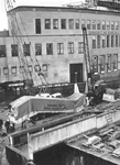 1967-777 Aanleg van de metro.De bouw van station Beurs.Roltrappen klaar om geïnstalleerd te worden.Op de achtergrond ...