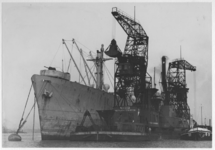 1967-957 Overslag van een schip in de Waalhaven.