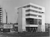 1968-1094 De bouw van het Oecumenisch Centrum aan de Maasboulevard, gezien vanuit het zuidwesten.