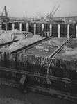 1968-1474 Verankering voor- en achterdamwand. De herstelwerkzaamheden van de kademuren in de Merwehaven met hijskranen ...