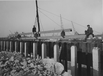 1968-1475 Betonnen palen voor de kraanbalk. De herstelwerkzaamheden van de kademuren in de Merwehaven.