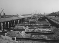 1968-1476 Verankering voordamwand. De herstelwerkzaamheden van de kademuren in de Merwehaven met hijskranen op de ...