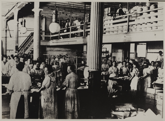 1968-1766-A Fabrieksarbeiders aan het werk in de Margarinefabriek Van den Bergh aan de Nassaukade.