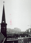 1968-2024 West-Kruiskade, gezicht over de daken gezien vanuit de Sint-Josephkerk. Op de achtergrond het Groothandelsgebouw.