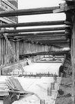 1968-2076 Werkzaamheden in de tunnel onder de Blaak in verband met de aanleg van de metro (lijn Centrum- Oost).Links ...